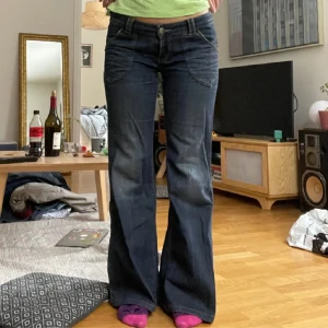 Snygga jeans - Lågmidjade utsvängda jeans! Storlek S, markerad storlek W30/32. Köpt på plick (bilderna är från tidigare ägaren, 165 lång) Mått: 39cm midja, 86cm innerbenslängd 