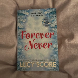 Engelsk bok, Forever Never av Lucy Score - Köpte den för kanske 3 månader sen, men kom bara några 100 sidor in innan jag insåg att det inte riktigt va min smak. Har samlat damm på bokhyllan sen dess. Helt nytt skick. 