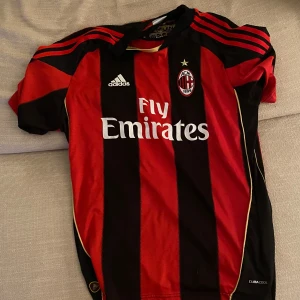Ac milan tröja Zlatan tröja  - Ac milan tröja storlek M men passar L utan problem fått i present 