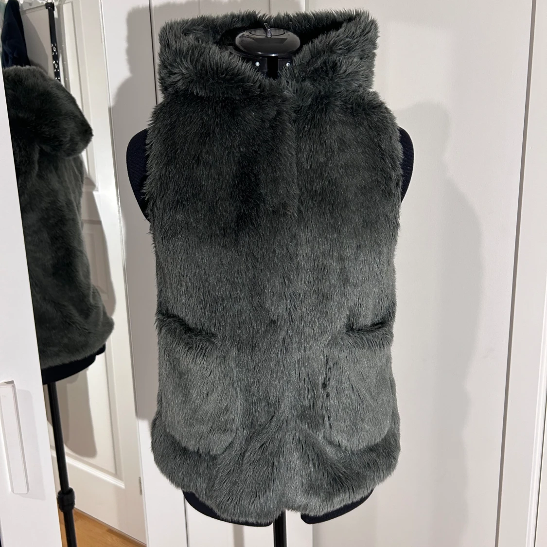 Päls väst med luva - 93