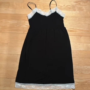 Väldigt fint natt klänning 💖 - Köpte på Ullared för ungerfär ett år sen. Köpte den i en för liten storlek och jag tycker inte den passar min stil längre. Men annars så är den väldigt fin. Använd bara två gånger Max!❤️ Frakt från 20kr🫶🏼