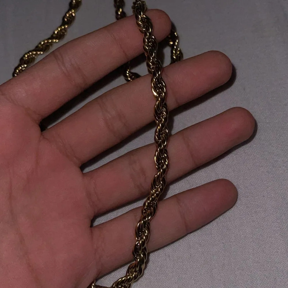 Säljer mina 18 k guld plätterade kordell sett halsband och armband som är 5 mm tjocka. Accessoarer.