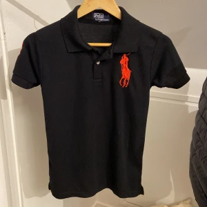 Ralph Lauren Piké - Nu säljer jag denna snygga Ralph Lauren pikén. Skick 10/10 riktigt fin och inga håll eller andra defekter👍Den är i storleken S men sitter som en XS. 