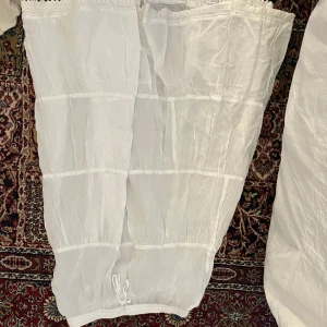 Vitt lång kjol - Vitt volang långkjol. Lite genomskinlig