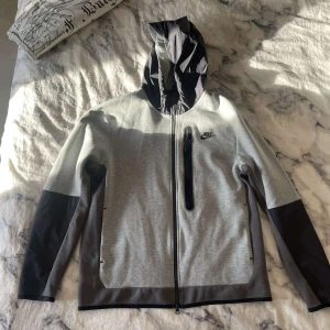 Nike Tech Fleece - Säljer min gråa nike tech fleece i storlek L. Använd ett fåtal gånger men inga deffekter elelr konstigheter alls. Köpt på jdspots för 1299