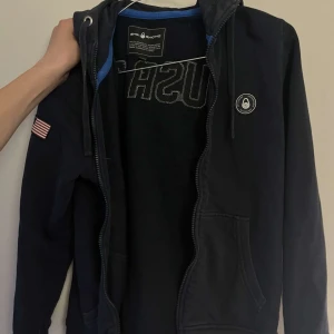 Cool Sail racing hoodie - Säljer en Hoodie från sail racing som är perfekt till sena sommarkvällar! Fint skick och nypris var runt 900kr säljs för 150kr. Storlek 150