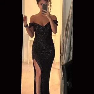 Svart Glitter Bal Klänning  - Svart glitter bal klänning i bra skick, helt ny. I storlek S.  Pris kan diskuteras ❤️