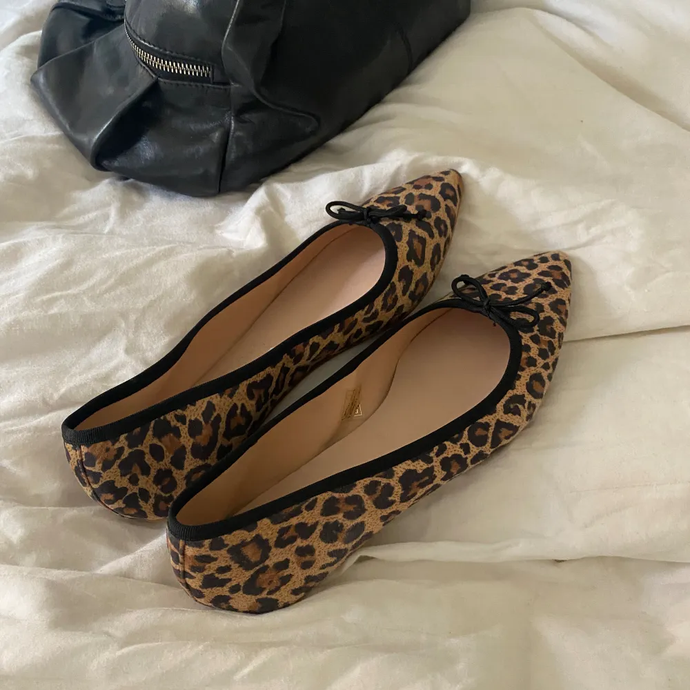 As snygga leopard ballerina skor, säljer då de tyvärr var försmå för mig💓💓. Skor.