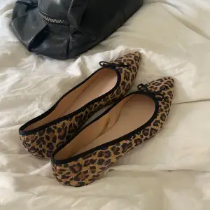 As snygga leopard ballerina skor, säljer då de tyvärr var försmå för mig💓💓