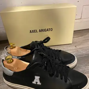 Hej, säljer ett par välanvända Arigato sneakers i storlek 43. Dem är i hyfsat skick men har använts en hel del. 
