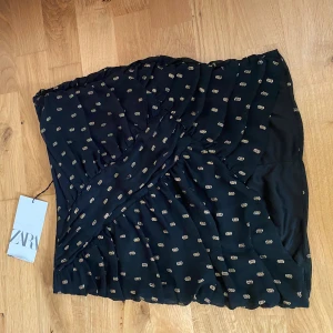 Glittrig kjol - glittrig draperad kjol från zara! köpt i kroaten för 26€💗💗 superfin men kommer inte till användning, därav är prislappen kvar