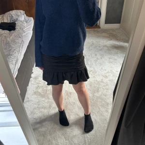 Svart kort kjol - Säljer denna svarta kortkjol från Gina då den inte används längre🌸🌸