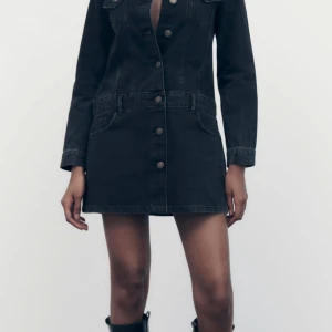 Jeansklänning - Jättesnygg jeansklänning från zara i storlek M. Aldrig använd då den var lite stor för mig. Helt slutsåld på hemsidan - Nypris 559kr. 