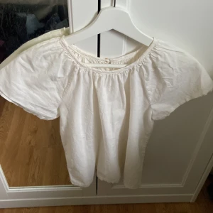 vit blus - super söt vit blus från hm. storlek xs🩷