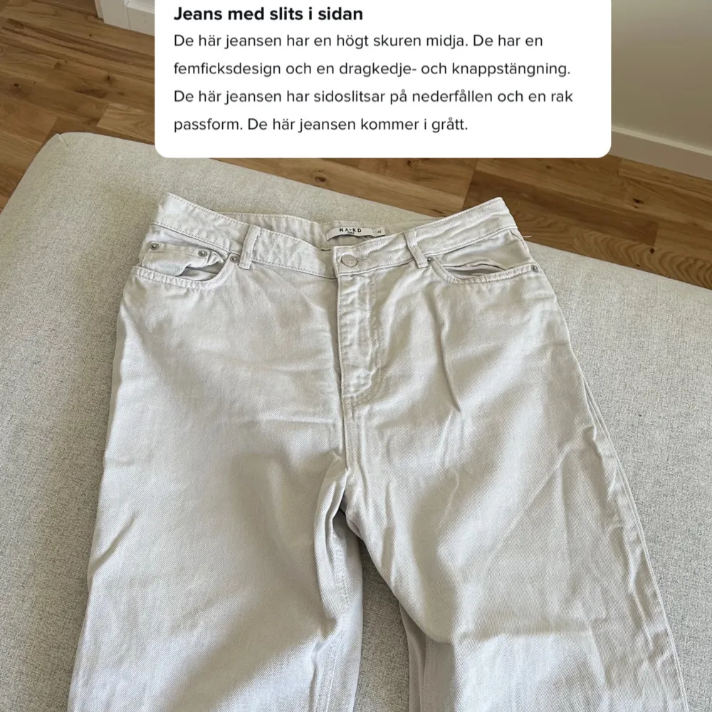 Jättefina jeans från Nakd med slits längst ner! Använda ca 3 gånger så är i jättebra skick!  Köpta för 399 kr för något år sen, nu är dem slutsålda på hemsidan. . Jeans & Byxor.