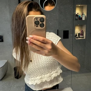 STICKAD TOPP 😻😻 - As snygg topp från ZARA med öppen rygg och volanger, perfekt till sommaren!!!❤️ FINNS INTE KVAR LÄNGRE!