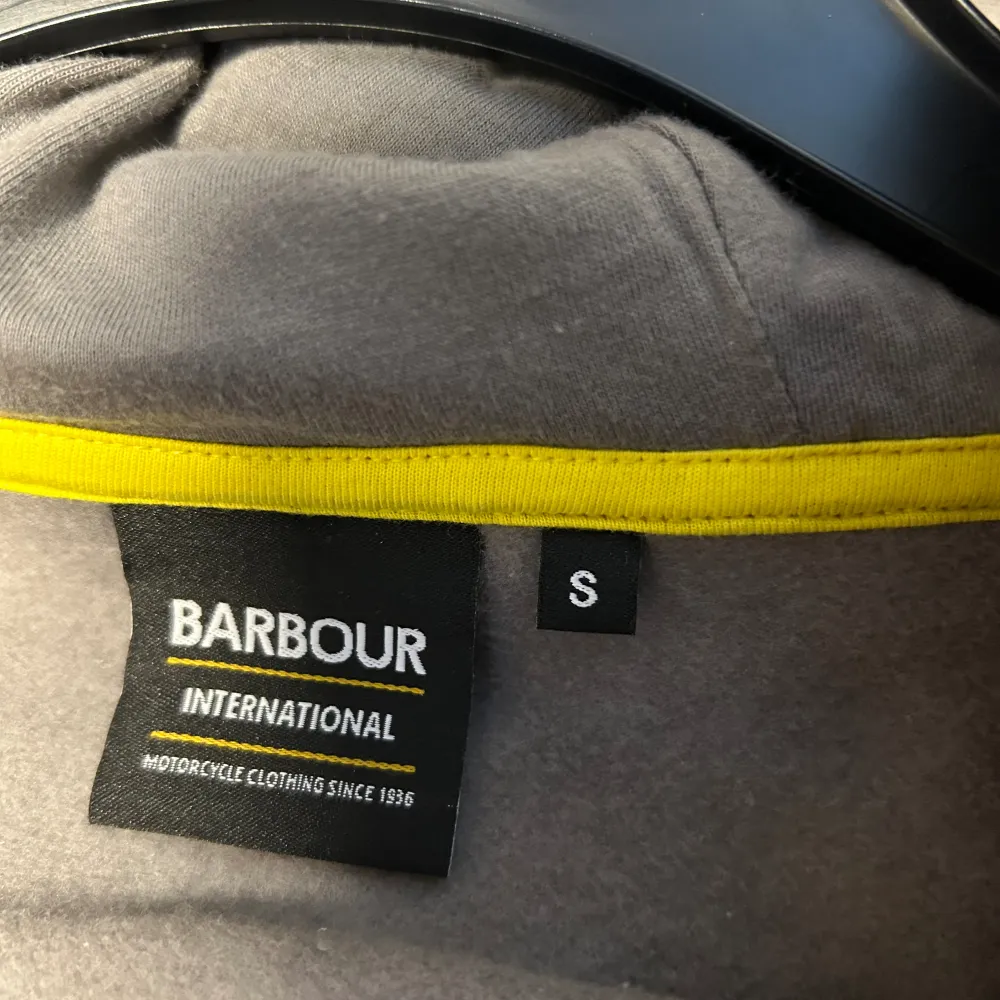 Barbour industri tröja storlek S mer blilder kan lösas Mvh Hugo. Hoodies.