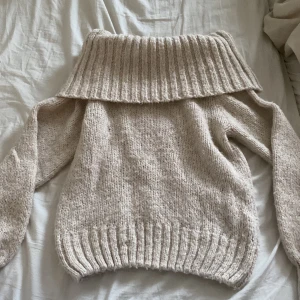 Off shoulder stickad tröja - Säljer denna stickade off-shoulder tröja från Ginatricot eftersom den inte används, använd ungefär 4 gånger och har inga defekter alls. Man viker ner så att den blir off- shoulder och kan då välja hur mycket off-shoulder man vill ha🫶pris kan pratas ❤️