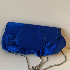 Mörkblå handväska. 