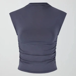 Grå topp - Mörkgrå topp från Gina tricot i strl. S. Nyskick