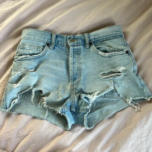 Jeansshorts från Zara - Säljer mina jeansshorts som jag köpte förra sommaren då dom börjar bli lite för små. Dom har gått sönder lite på ena låret men annars så är dom i bra skick! Midjemåttet är cirka 77 cm!💕💕