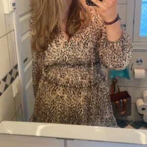 Klänning från zara!! - Säljer denna klänning från zara som inte säljs längre. Den är i super bra skick och perfekt till sommaren!! Den är liten i storleken, klänningen är i strl L men passar mig som vanligtvis har M❤️