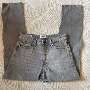 Säljer nu dessa riktigt snygga grå Jack&Jones jeans. Modellen heter Lose/Chris och är i storlek 29/32, jeansen är i dunder skick då jag bara har haft dom 3 veckor, Ord: 699kr. Ställ frågor vid funderingar!