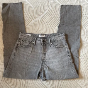 Jack&Jones Jeans - Säljer nu dessa riktigt snygga grå Jack&Jones jeans. Modellen heter Lose/Chris och är i storlek 29/32, jeansen är i dunder skick då jag bara har haft dom 3 veckor, Ord: 699kr. Ställ frågor vid funderingar!