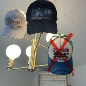 Sammet kepsar - Säljer nu mina gamla sammet kepsar då jag inte använder de längre. Kepsarna är från små företag som heter top Hood och Garvelli, dom är i okej skick, 75kr styck.