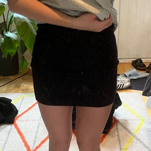 svart kort kjol - säljer denna jättefina och pratiska kjolen då den inte kommer till användning längre❤️ köparen står för frakt