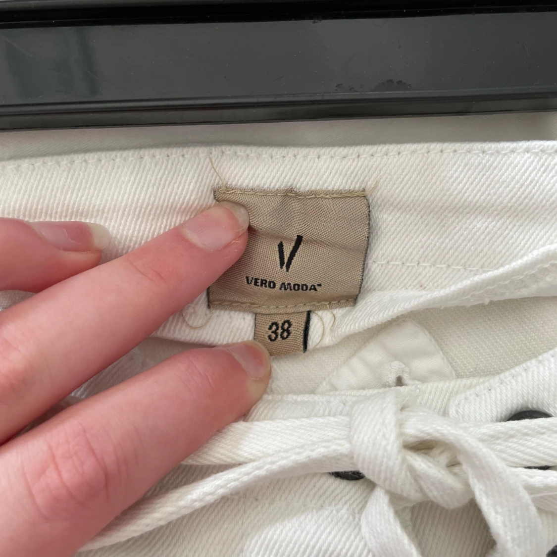 Utåtsvängda vita jeans  - 91