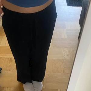 Lågmidjade linnebyxor från hm 2022 - Sköna linnebyxor som är perfekt nu till sommaren!⭐️🥰  Däremot för korta för mig som är 1,62 så passar någon som är ungefär 155-160 skulle jag tro💕🙏