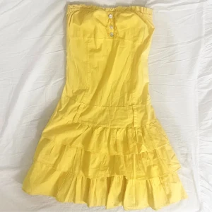 Sommar klänning  - Super söt somrig klänning köpt här på plick! Sista bilden är exakt samma klänning fast i en annan färg(lånade bilder från förra ägaren). Stretchiga så den passar flera storlekar!