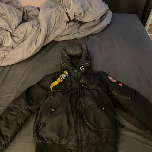 Parajumpers jacka storlek XS - Hej ! Jag säljer min parajumpers billigt den passar ej mig har ej behov av den längre så hör gärna av er,!