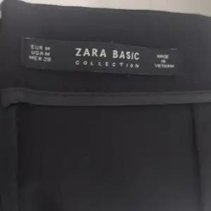 En snygg svart pen skirt från Zara strl 38  Dragkedja upptill bak samt liten slits bak snygg figursydd feminin skirt