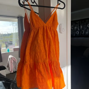 Zara sommarklänning - Jättefin sommarklänning från zara som inte säljs längre och som endast använts vid ett tillfälle!