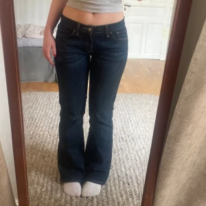 Bootcut jeans  - Säljer dessa as snygga lågmidjade bootcut jeansen som är köpta på en secondhand i Köpenhamn . Skriv om du är intresserad 🙏🏻❤️
