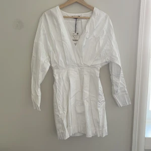 Studentklänning - Vit oanvänd klänning. Passar perfekt till studenten. 
