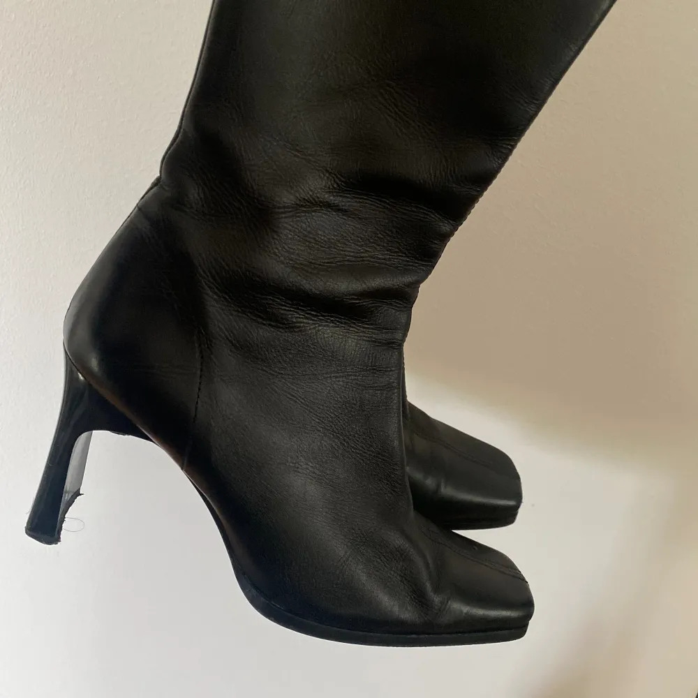 Snygga vintage läder boots i storlek 38, fint skick men det är fjälligt där inne se gärna sista bilden . Kengät.
