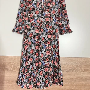 Blommig-klänning  - Härlig klänning inför sommaren , kommer ner till knäna. Storlek 34