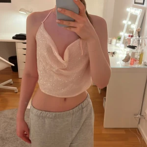 Rosa halternecktopp💕✨ - Jättefin glitter halternecktopp från plt, perfekt för fester eller festivaler i sommar⚡️💕 Köpte den på sellpy men som man ser på bilden är den alldeles för stor för mig! Skriv för fler bilder eller info💕Den är lite stor i strl, helt i nyskick med lapp