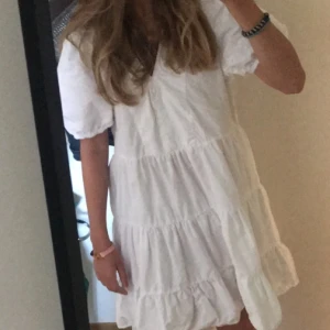 Vit klänning Zara  - Vit klänning ifrån Zara storlek Xs! Använd ett fåtal gånger, lite insydd (kolla bild 2) Men inget som syns när man har på sig den