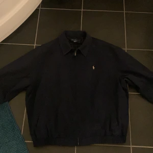 Ralph lauren jacka - Xl (mer som L) säljer min rl jacka pga av att jag behöver pengar väldigt bra skick tveka inte att kontakta mig om ni har nån fråga 