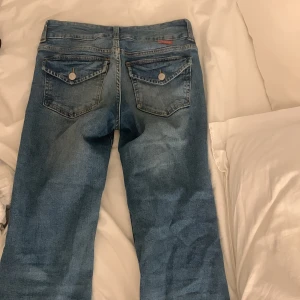 Jeans med fickor - Säljer jättefina jeans med fickor från h&m. Används inte längre pågrund av att dom är lite för stora. Pris kan diskuteras💓💓Passar mig perfekt som är 170