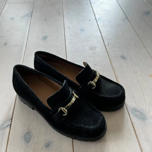 Loafers - Snygga mocka-loafers som är använda max 1 gång (pga att de är för stora för mig). Storlek 3 står det på dem så typ strl 35,5 / 36 🖤 Ser lite dammiga ut pga materialet och att jag inte använt dem…men det går säkert att ”rolla” bort :)