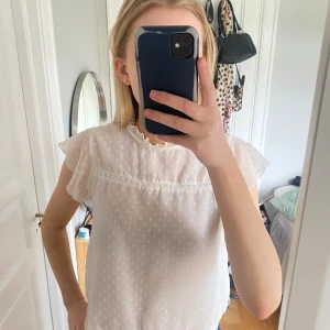 Söt och fin sommarblus - Jätte söt blus från only storlek xs men passar även s. Super söta detaljer som passar perfekt till sommaren 💕💕