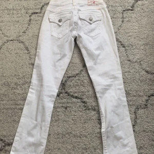 vita trueys😜 - Säljer mina jätte fina vita trueys för att dem nt kommer t användning! storleken är 25 men är väldigt stretchiga, dem e typ straight men lite flare! 🥰❤️ skriv om du har frågor!🧔‍♀️