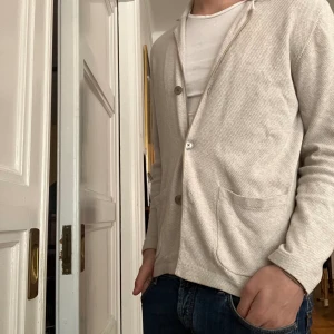 Massimo dutti cardigan  - Massimo dutti cardigan köpt i butik. Säljer pga för liten för mig size M skick 9/10. Modellen är 189. Skriv vid funderingar! 