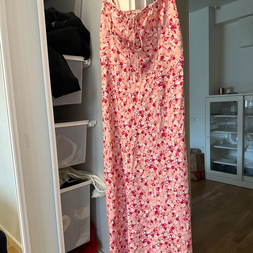 Superfin klänning till sommaren, säljer då den är för liten för mig. Det är en långklänning som slutar vid mitten av vaden på mig som är 169💕. Klänningar.