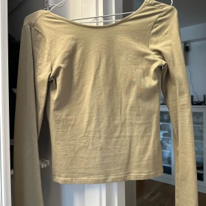 Topp med öppen rygg  - Topp från Nelly med öppen rygg, aldrig använd💕